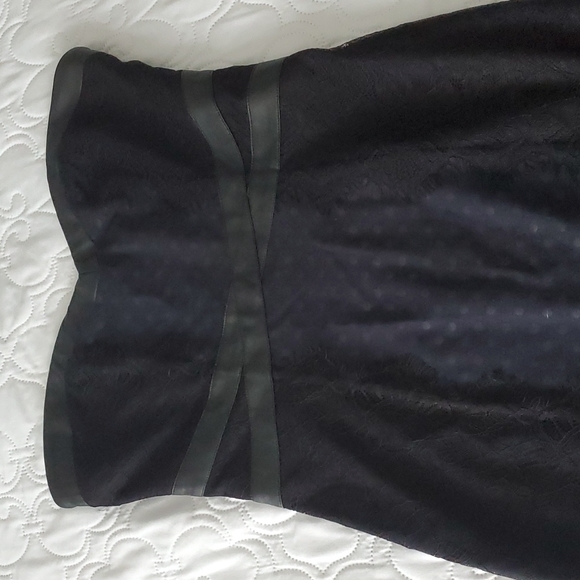 GUC GUESS strapless dress size 6. Navy blue base with black lace detail - Picture 2 of 3